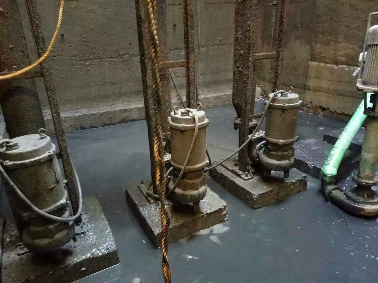 成华污水池清理