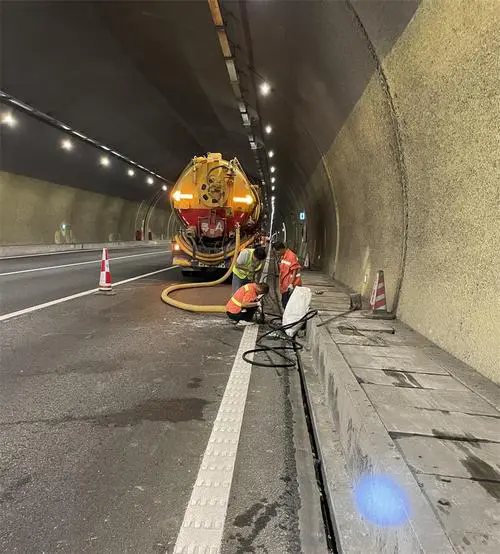 成华隧道排水渠清淤